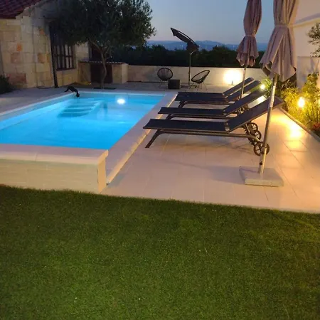 Hh Antona With Private Pool * Puljane