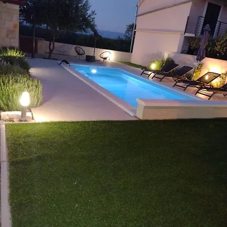 Hh Antona With Private Pool * Puljane