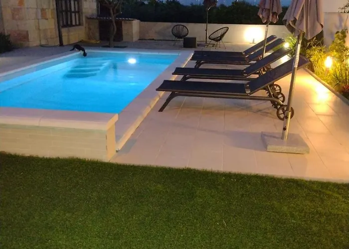 Hh Antona With Private Pool * Puljane